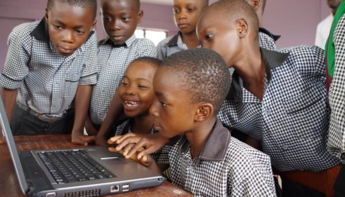 Werde Teil der Kreislaufwirtschaft und ermögliche den Zugang zur globalen Bildung für alle