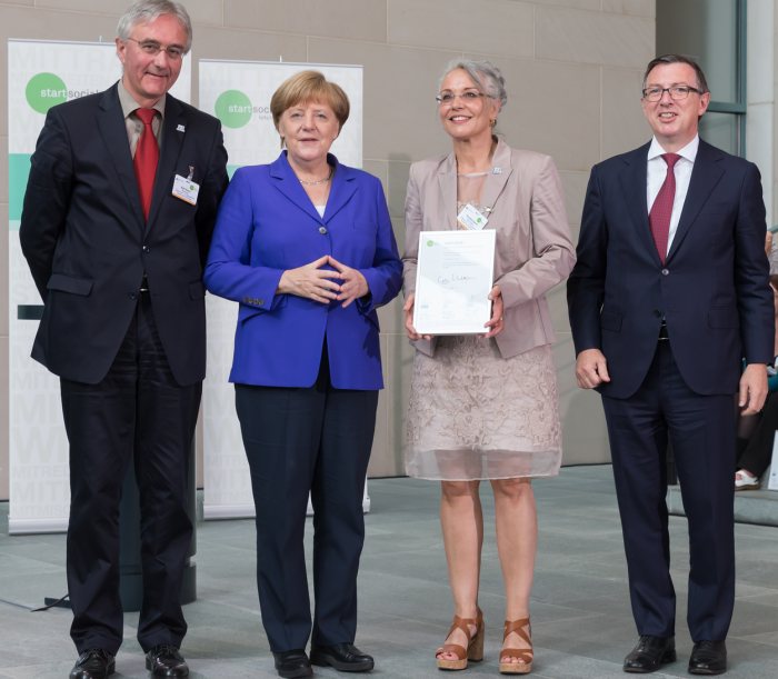Auszeichnung durch Die Bundeskanzlerin Dr. Angela Merkel